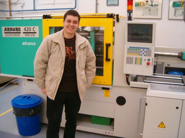 itt nem a 100 tonna zaroereju froccsgep a hatterben a lenyeg,  hanem  Gabor kabatja. hogy legyen rola kep, anyukajanak meg tudja mutatni..