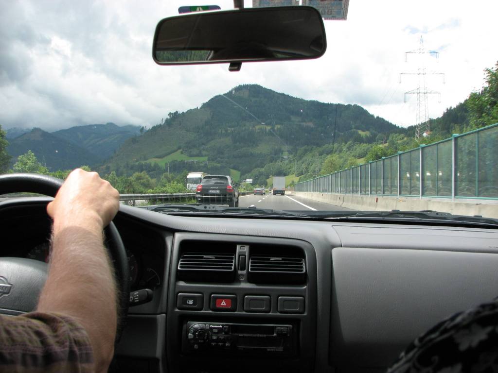 'apa kocsit hajt'  'apa kocsit hajt' -mondja a dalszoveg..  ahhoz hogy valaki megelozze ugy latom Porsche Cayenne sportterepjaro kell..  - nem aaam..:) 