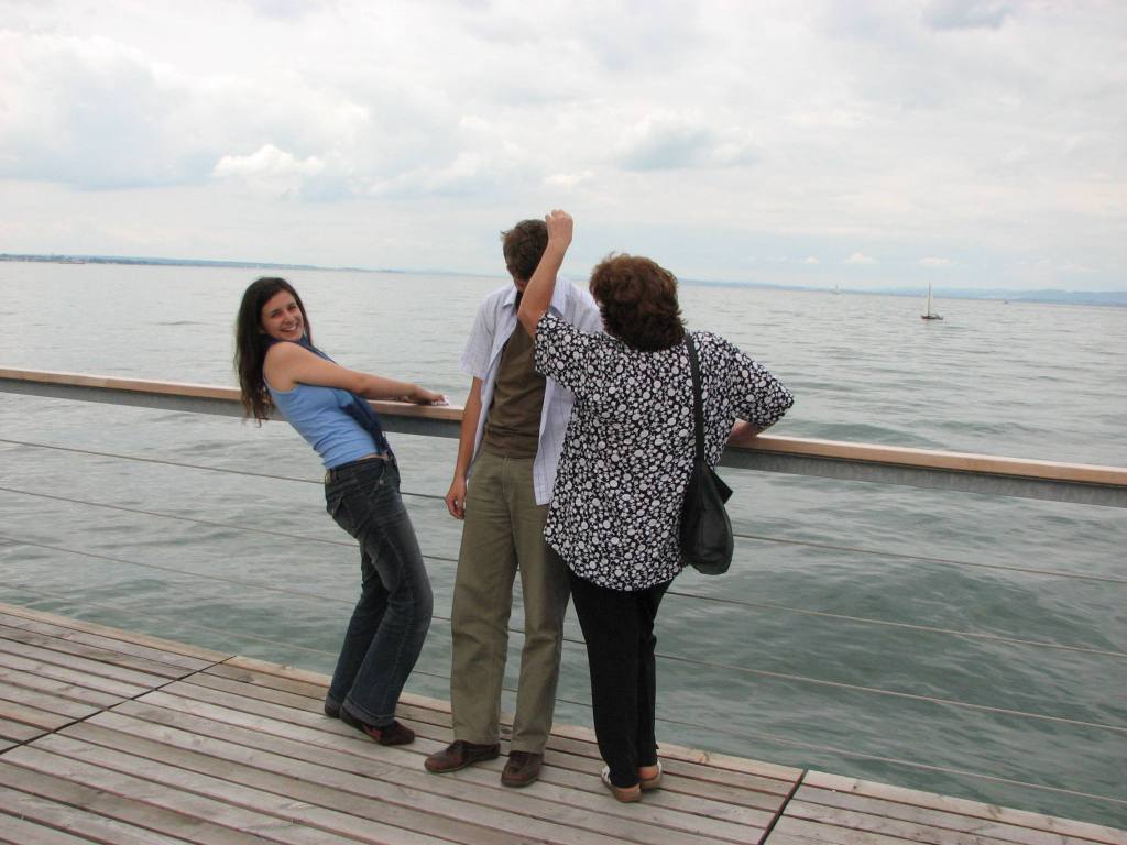 anyukam megigazitja az ocsem fejen rendetlenul allo hajszalakat...  es tenyleg 