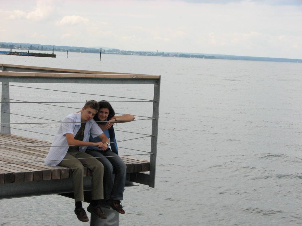 az ilyen rosszarcu bunozoket jobb kerites mogott tartani..  .. ((a dutyiba:)) 