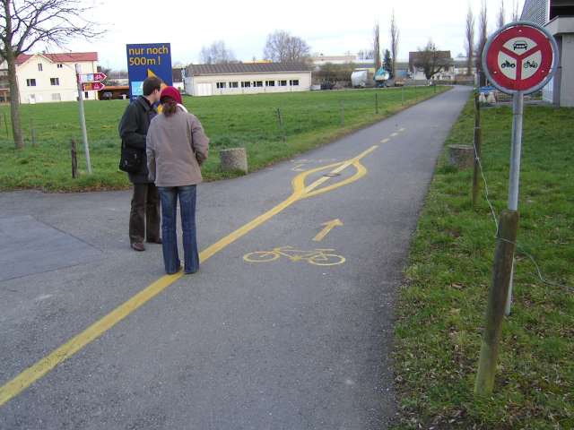 hat ez meg a nonpluszultra. erdemes elgondolkodni. van egy picike picike gorongy a bicikliuton, akkor azt mar igy ki kell jelezni. k�r hogy 'biciklivel behajtani tilos':-/