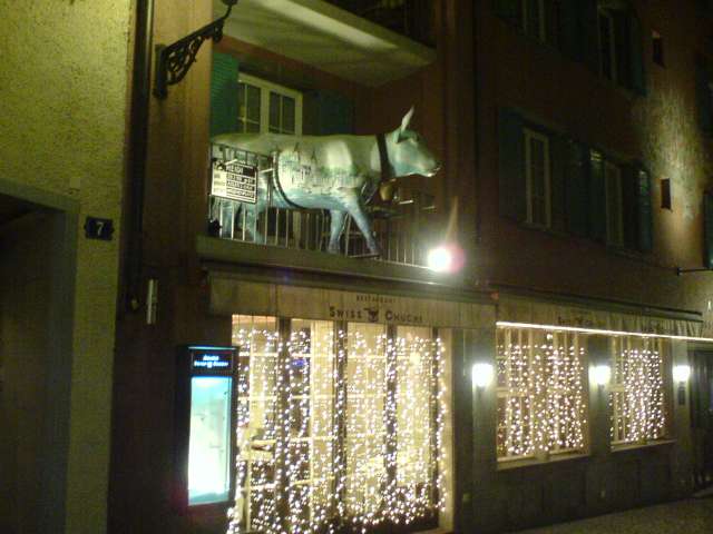 ne zavarjon senkit. egy tehen az erkelyen (Basel belvaros)