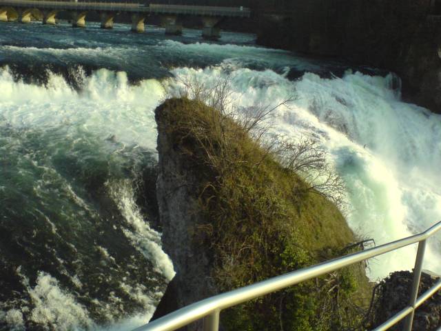 a folyo kozepen, azon a bizonyos sziklan..