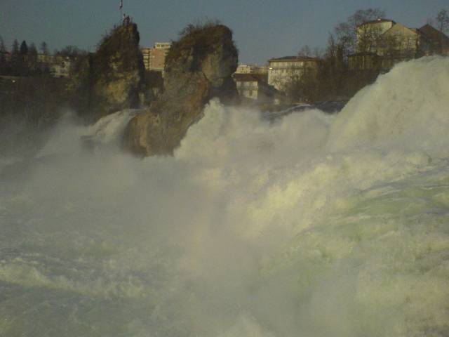 szivarvany es nem egeszen siri csond, mikozben a 260 kobmeter/sec viz lezudul