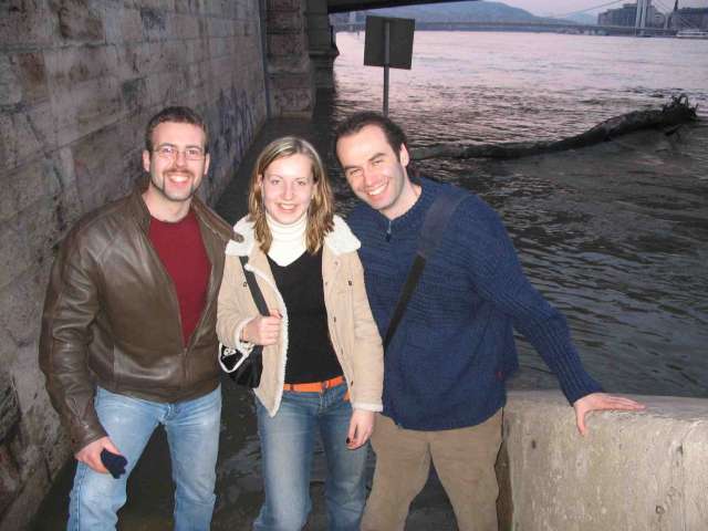 ne kerdezd honnet ez a szeles jokedv. en sem tudom.