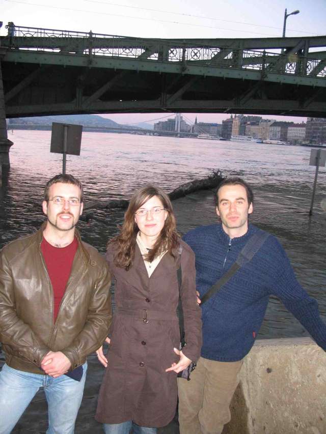 itt mar kicsit fajdalmasabb kepet vagunk. elvegre arad a Duna, es van akinek a hazat viszi. Zsofi epitomernok, nem aggodik..