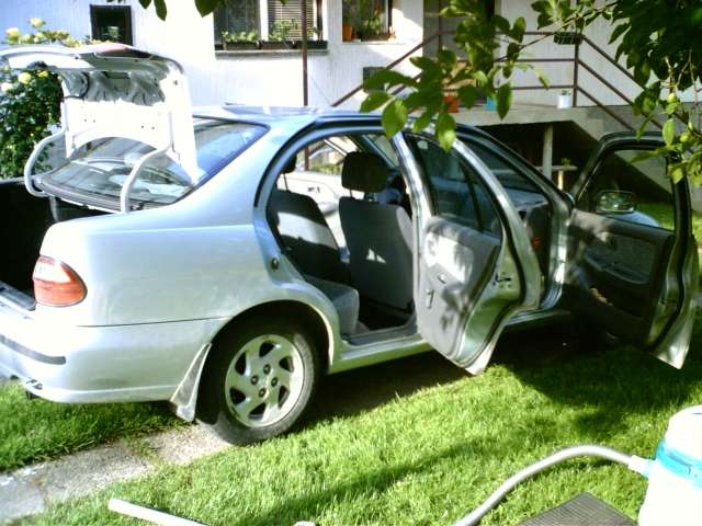 elkezdi az aut�szerel�st..