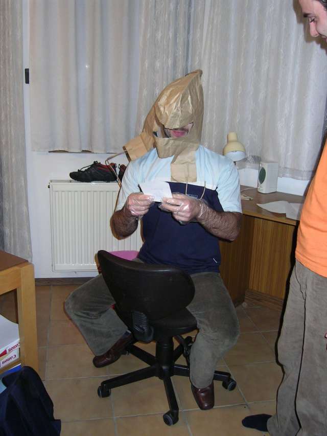 megleptek. beugro kerdessor. fejembe sisak, kezemre kesztyu, nyeregbe, majd indulas 2 meter. tesztkerdes, tovabbhaladas csak helyes valasz eseten..