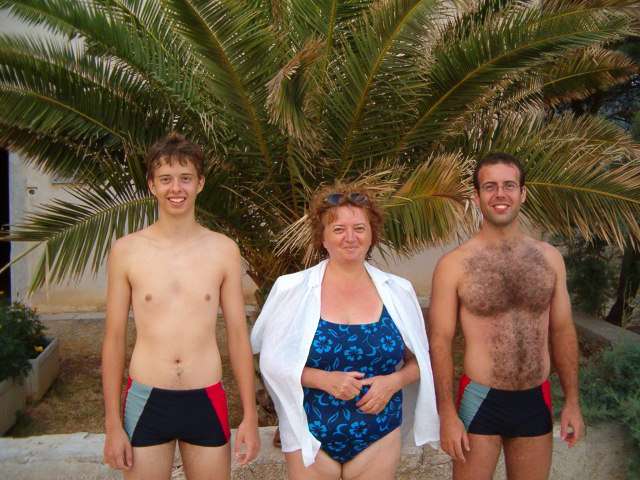 a testvereknek kotelezo az ugyanolyan ruha, nyaralasnal