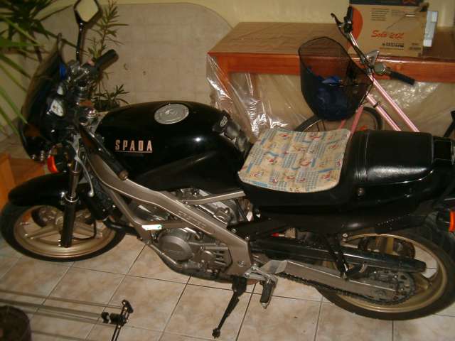 az a p�rna azt hiszem csak macska miatt ker�lt f�l