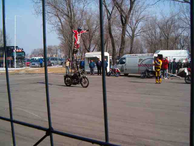 Mokus bravuroskodik itten