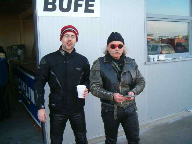 az id�m�r� �s a verseny k�z�tt d�lben pihen�n