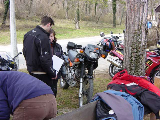 Dani �s Kata a nhvg vezet�i voltak ut�na, l�thatj�tok nem vicceltek..