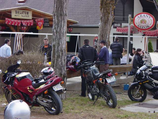 wc-re menni pl. a mellettunk levo erdobe lehetett