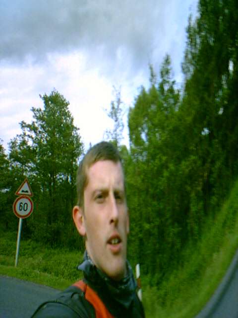 esk� ez sem szerkesztett, photoshop-os kep. nem tom hogyan ferd�lt igy el a taj. 'normalis' esetben akkor latjuk  hogy igy elferdul a taj, amikor az alsobb fokozatokban raadjuk a hatso kerekre a nyomatekot...:))