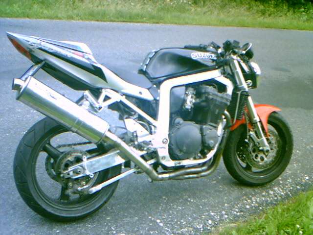 l�tszik ez egy ilyen szerenyebb, visszafogott motor. 