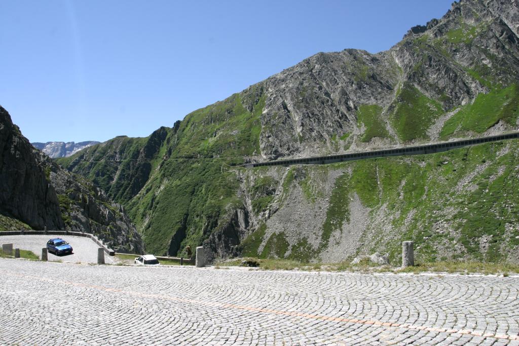 van macskakoves ut is, a felig nyitott alagut a koomlas ellen