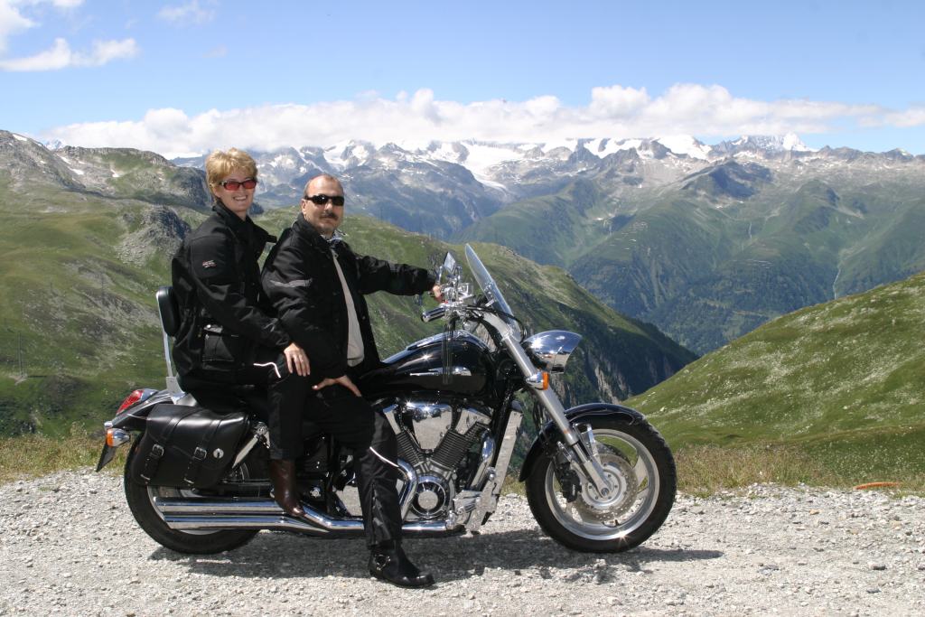 Menesi Ur se egy poszter elott pozol