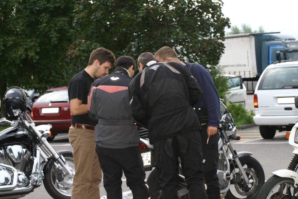 az okosak, osszedugjak a fejuket, ugy tanacskoznak. helyes.