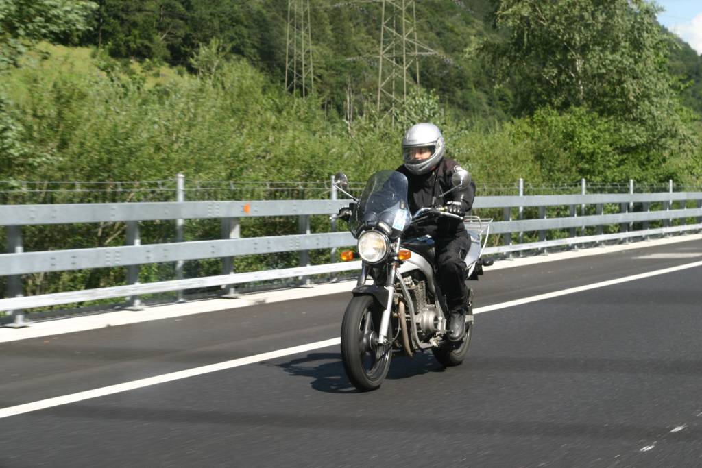 ismetlem, Incy a motoron! egy csaj, aki motorozik.. pardon Elnok Ur, nem csaj, feleseg..:)