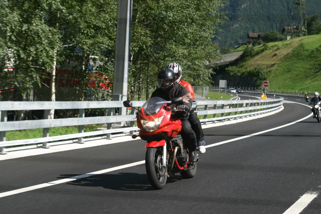 Karesz eppen Marcsit viszi.. ..aki nem ismerne fol..