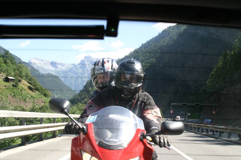 3 cm-rel az auto lokharitoja mogott.. jo a hatter is