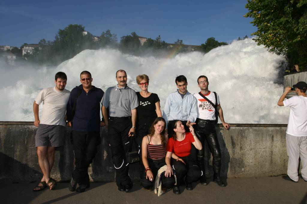 majdnem ugyanott, csak a vizeses masik oldalan. Andi fenykepez, balrol jobbra: Lambi Akos Laci Angi Marcsi INcy Karesz Jomagam