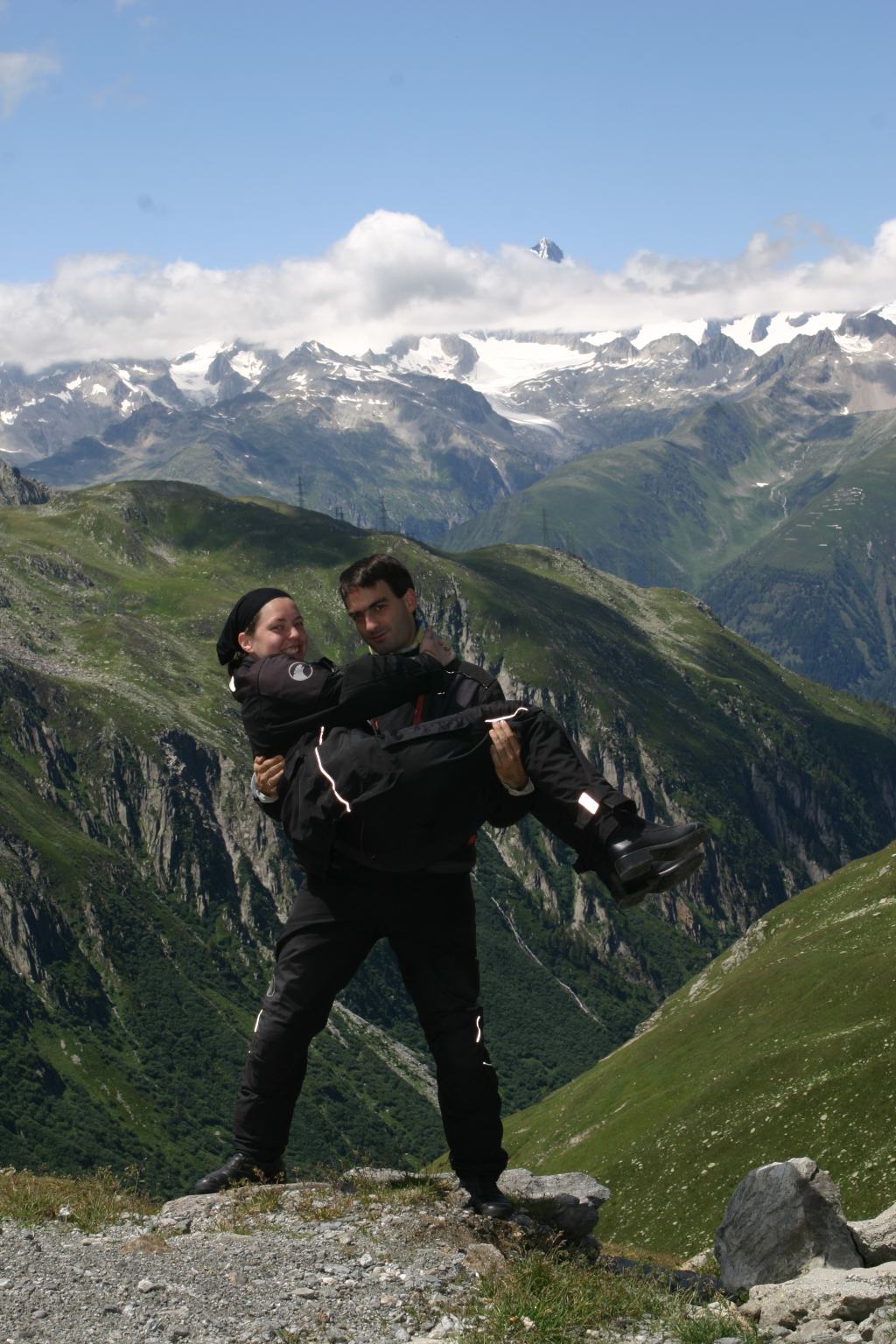 hoppa hoppa!!  meleg a 'szitu'.. ifju hazasok.. februarban eskudtek.. kar lenne ertuk..