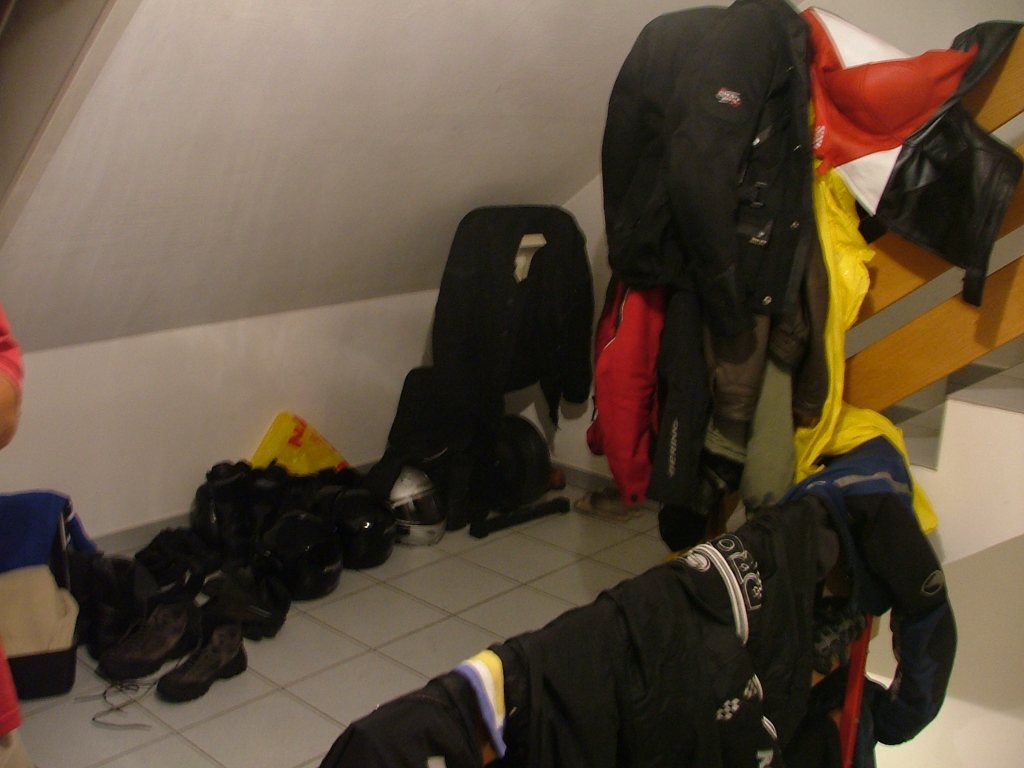 estenkent a lepcsohazban szaradnak a ruhak