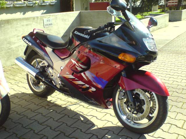 a sokat emlegetett  ZZ-R 1100   nyitott verzio, egeszseges darab. ezt is probaltam, megertem rajta maradni:))