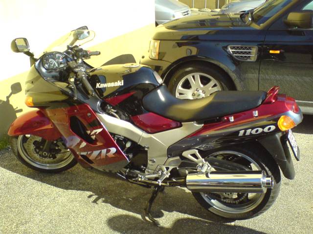 ez is a fagyizo parkoloja. a Kawa es a Land Rover is maga nemeben oriasi