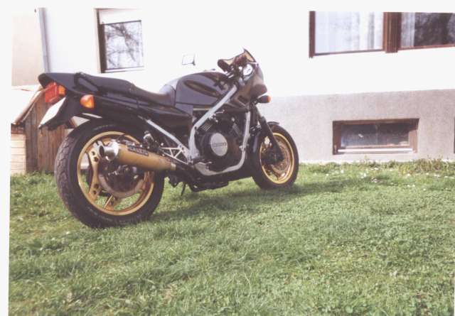 Tom VF750-je de hasonlo abrazata volt a rakovetkezo VF 1000 F-nek is. az arra kovetkezo kek-feher DR650-rol nincs kep. amugy sem aktualis mar.