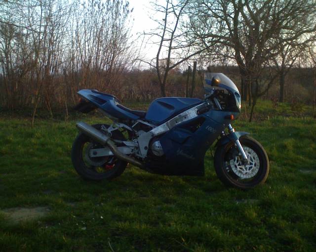 Gyuri FZR 1000-je. azt hiszem, 12 eve nem gondoltuk volna..