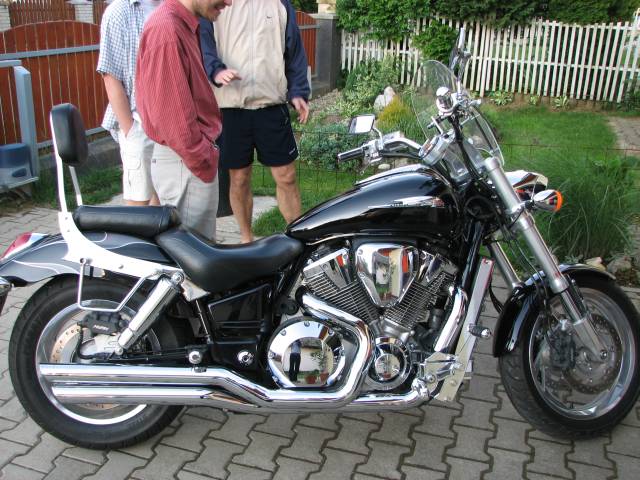 amikor Laci beinditja, arrol a tavolabbi szomszedok is egyertelmuen tudomast szereznek. egy gozkalapacs. mit egy. ketto!!