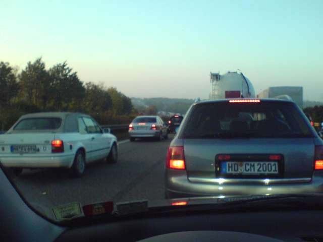 a kepen azt latjuk, amint Dani a magyar es svajci es osztrak aputopalya matricaval, eppen a nemet autopalyan all, es amig szem ellat /a kepen sejtheto balra elore/ all a dugo. mar egy jo ideje. ne legyunk idegesek...