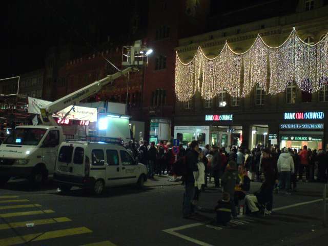 A fut�knak kialakitott  s�v ment�n �llnak az emberek