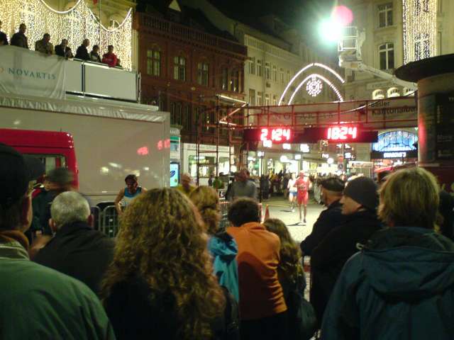 tekintve hogy �vi hagyom�ny szerinti fut�verseny van, Basel Stadtlauf, ez egy id�m�r� pont