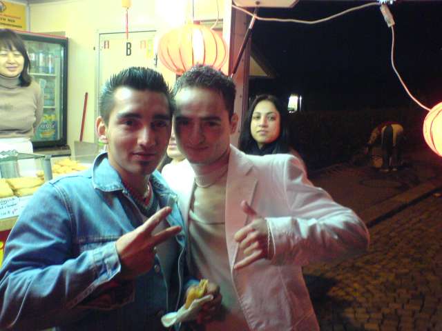 Ayhan es Sedi. mondjuk nem igazan ertem miert kell igy pozolni