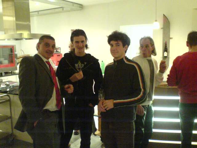 a kozepso ket srac gyakornok. nagyon jofejek mind