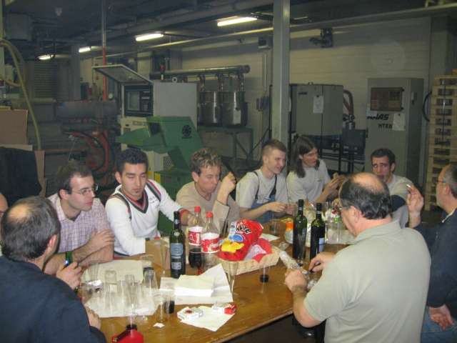 a gepek allnak, mi meg eszunk-iszunk igy kell ezt. itt gondolok azokra akik ezidotajt a karacsony elotti vizsgaikat csinaljak a vizsgaidoszakjukban. szep volt jo volt 6 evig volt evente ketszer de immar lemondok rola:)))