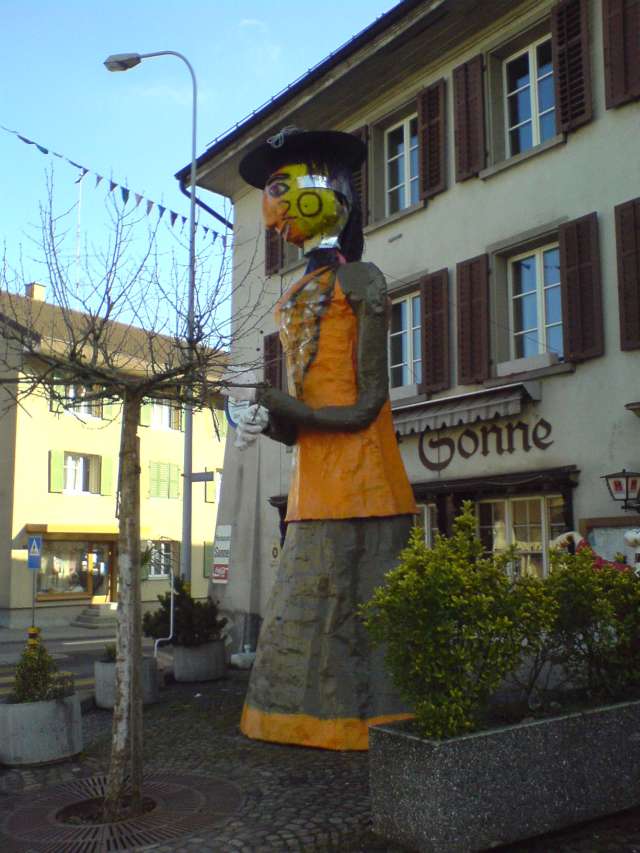 Fasnacht-ra keszulodve, babuk es bohocok az utcan