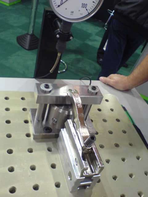 ez egy szerszamfelfogo, van ahol papucsnak vagy hekusnak hivjak. szemleletes, hogy adott nyomatekal valo elofeszites mekkora leszoritoerot fejt ki!