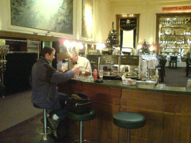 az elso sor a Basel-i palyaudvar restijeben