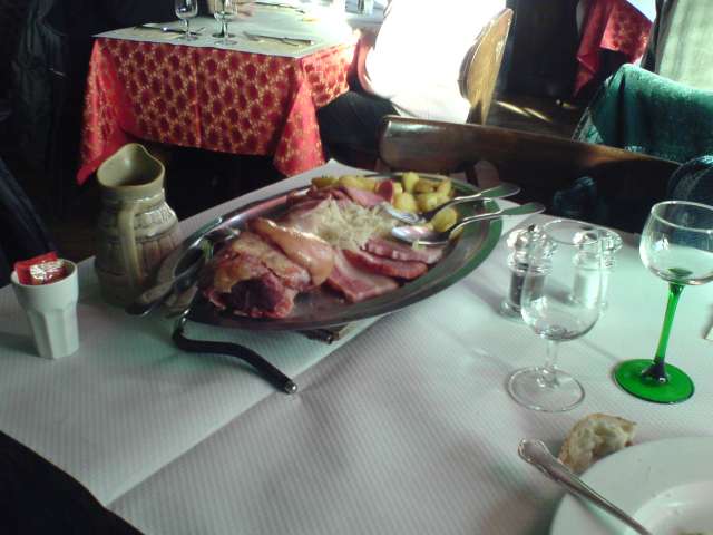 igy nezki az elsas-i specialitas, kaposzta is sok van benne. magyarul disznohus kaposzta krumpli (bor a hozzavalo)