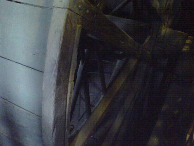 ... amiben emberek futottak (nemmmondod:)es ez hajtotta a gepezetet ami felszallitotta a koveket a helyukre