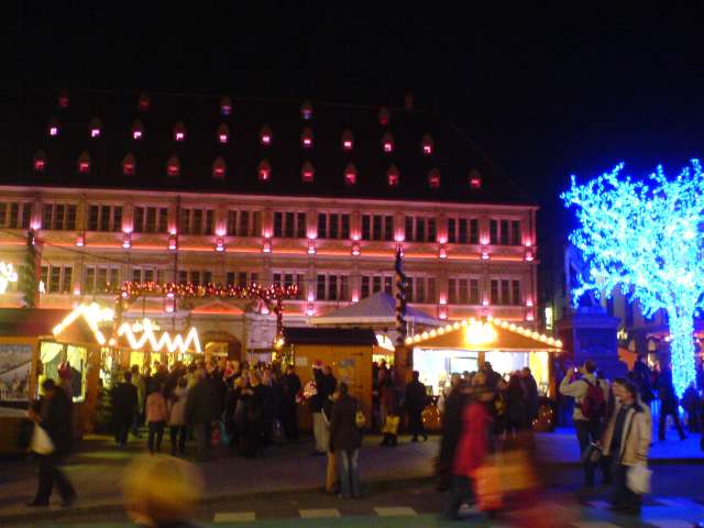 az emlitett kek fa sotetedes utan. Az ott szemkozt, az nem a piros lampas negyed..