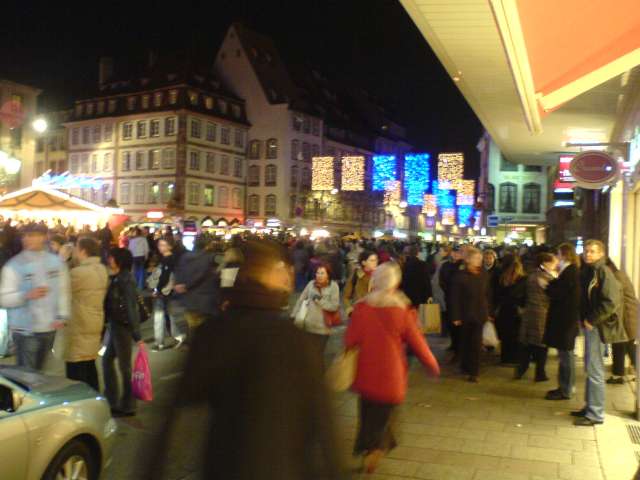 itt mindenki olyan szelsebesen jar hogy bemozdul
