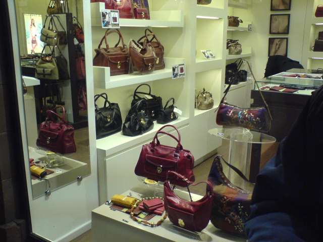 itt is, mint sok egyeb varos, a noknek van kitalalva. nem muszaki cikkekel, nem motoros es szamitastechnikai bolttal, de meg csak nem is ferfiruhazattal van kirakva az osszes utca also szintje, hanem mukormossel, fodrasszal, taska es cipobolttal, parfumokkel es noi ekszerekkel. nesze neked ferfi tarsadalom. csak a penzedet hozd..