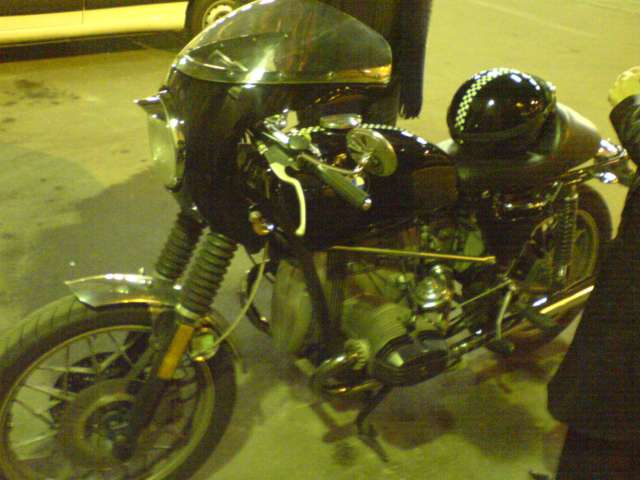 ez a szepen restauralt veteran boxer bmw olyan duborgest levagott, hogy meg en /is/ a zajforras kozelebe vonzodtam.. ..pedig en nem is vagyok olyan.. en ellent tudok allni..