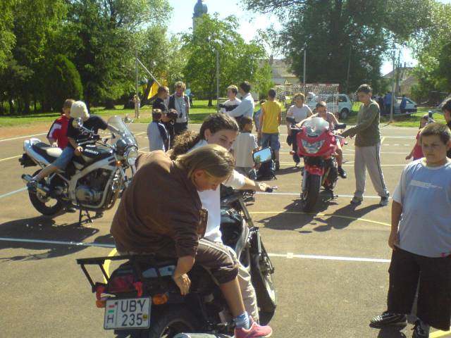 fogtuk, kivittuk tehat a motorjainkat, had ... Aztan volt meglepetes nekunk is meg nekik is..